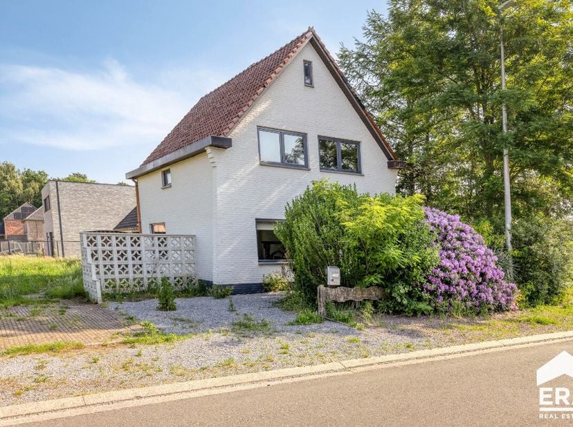 Deze ruime woning met een bewoonbare oppervlakte van ca. 238 m² biedt tal van mogelijkheden en is rustig gelegen in een groene omgeving, vlak bij de n