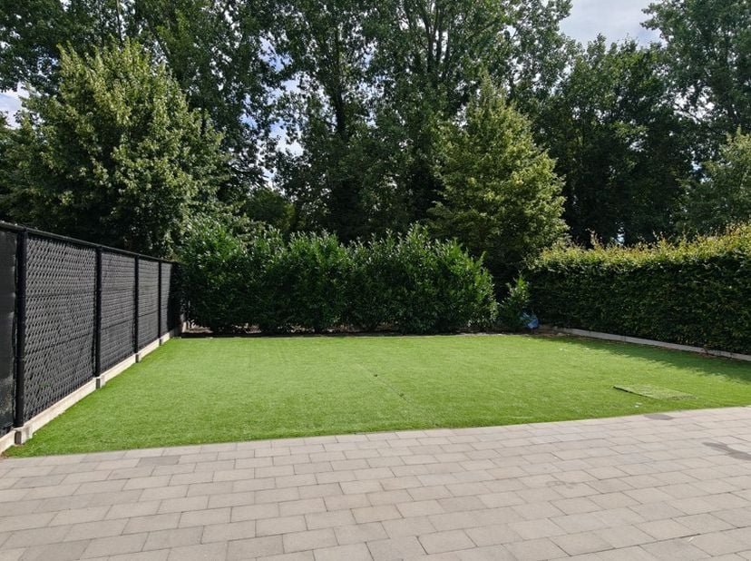 Instapklare moderne woning met 3 slaapkamers, inpandige garage en met zeer rustige ligging en uitzicht over het groen, in Neeroeteren.<br />
<br />
AL
