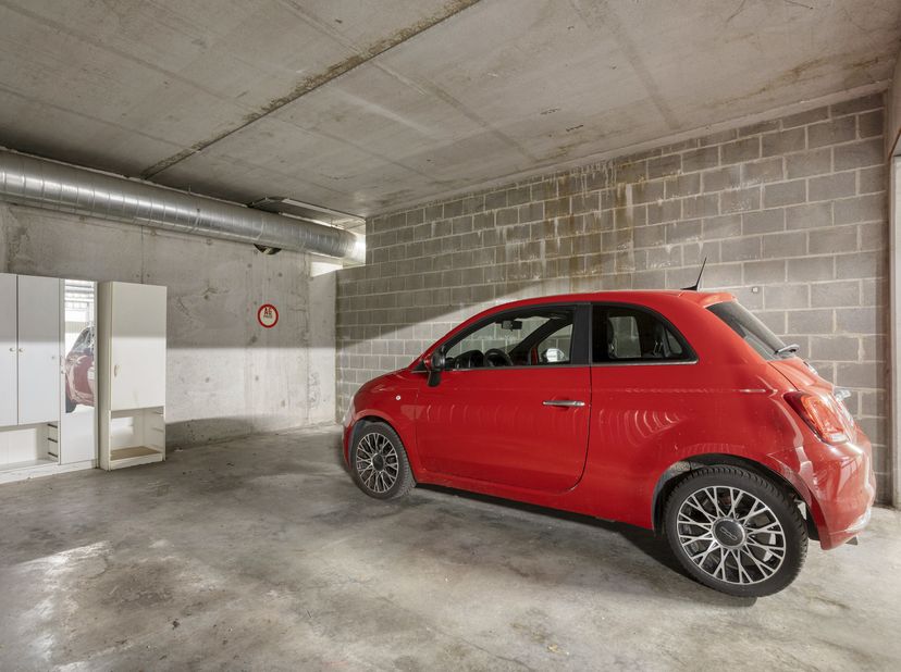 À la recherche d'un emplacement sécurisé pour votre véhicule ou d'un investissement intelligent dans un quartier où la pression du stationnement est q