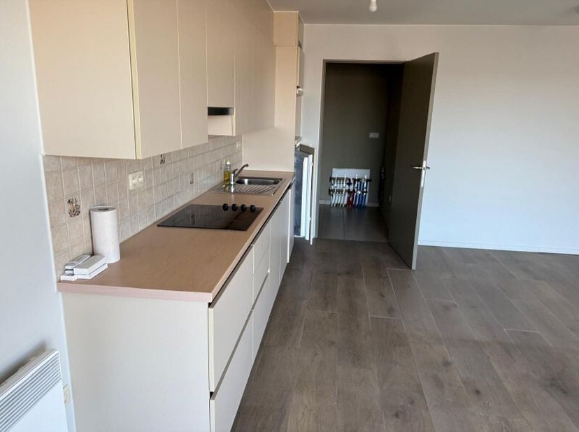 Dit prachtig appartement is gelegen in het centrum van Lommel.<br />
Het appartement is geschikt voor 65 plussers. Het appartement heeft een ruime ink
