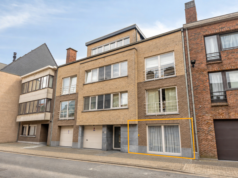 Op een uitstekende locatie in Erembodegem bevindt zich dit energiezuinige gelijkvloersappartement, gelegen in een verzorgd gebouw uit 2003. Het appart