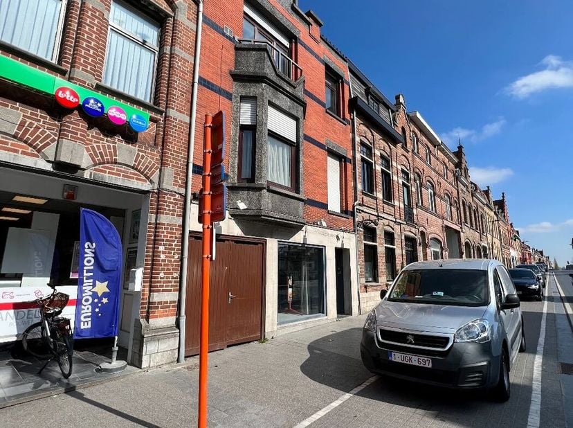 In het stadskern Ieper, nabij de Menenpoort gelegen vindt u dit investerings- , handelseigendom. Opp: 115m².<br />
<br />
Heden ingericht als volgt:<b
