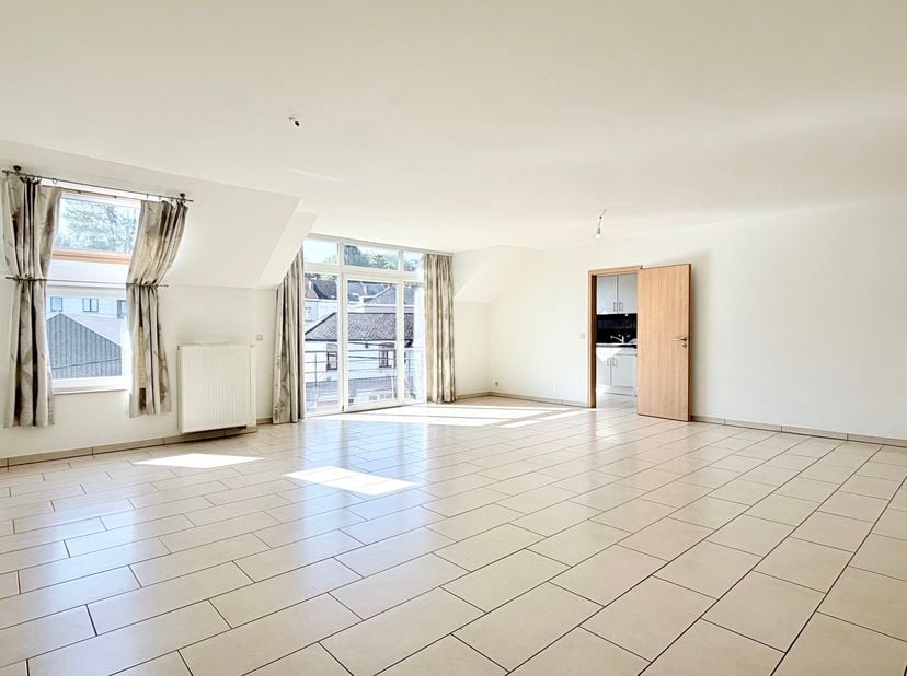 Situation et informations générales<br />
Immobilière Hendrix vous propose en exclusivité cet appartement idéalement situé à deux pas de la gare et du