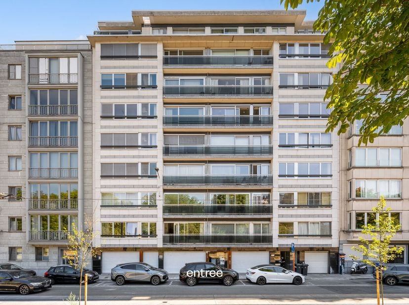 Dit charmante appartement te Gent biedt een comfortabele woonoppervlakte van 93 m², ideaal voor wie op zoek is naar ruimte gecombineerd met praktische