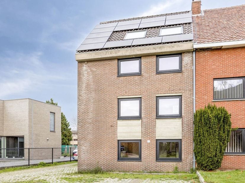 Ce bâtiment, construit à l'origine dans les années 1970, a été modernisé et répond aux exigences d'aujourd'hui. Il est équipé de 14 panneaux solaires