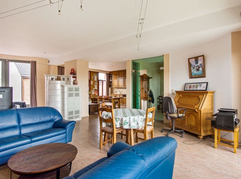 Veelzijdige woning met ruimte voor het hele gezin<br />
<br />
In een aangename en centraal gelegen buurt in Hemiksem vindt u deze verrassend ruime
