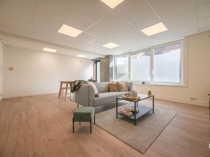 Deze gerenoveerde woning met een bewoonbare oppervlakte van ca. 145 m² (volgens EPC-attest) is gelegen op een perceel van ca. 84 m², op wandelafstand