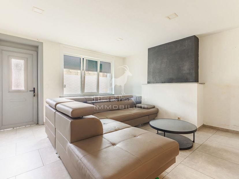 Referentie Agentschap: V7130-042<br />
Virtuele rondleiding: https://envisite.net/vtour/fr/tzx8kk/frame<br />
Ontdek deze ruime woning (kadastraal ger
