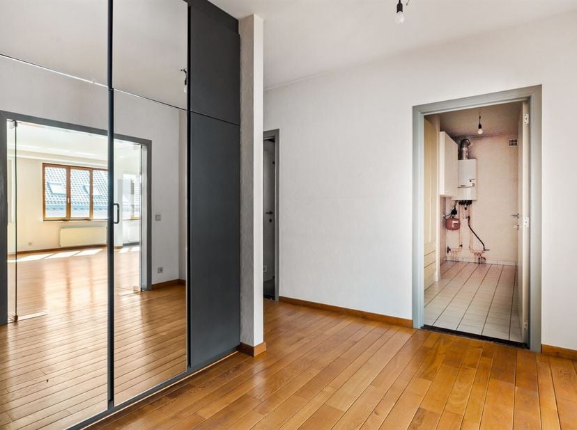 Ruim lichtrijk appartement met 3 slaapkamers<br />
Ligging:<br />
Het appartement is gunstig gelegen met winkels, scholen en openbaar vervoer op korte