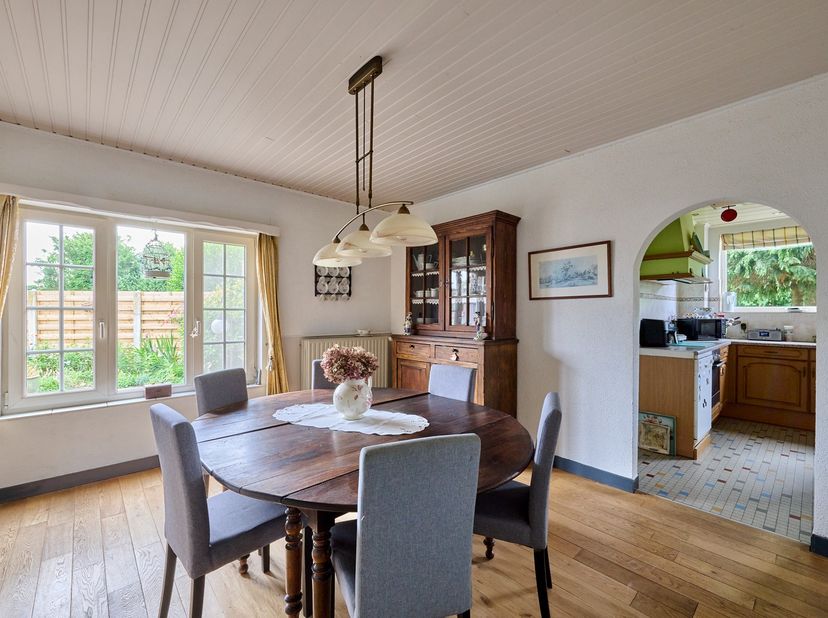 . Bent u op zoek naar een woning met charme, ruimte en voldoende buitenruimte?<br />
Dan zal deze karakteristieke vrijstaande woning u zeker weten te