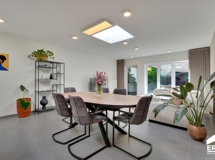 Deze gezellige stadswoning biedt verrassend veel ruimte en hedendaags wooncomfort. De woning beschikt over een zonnige tuin met terras, ideaal om in a