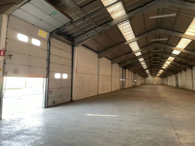Het pand heeft een oppervlakte van 1.410 m² en bevindt zich op een terrein van 4.700 m². <br />
De unit beschikt over een vrije hoogte van 6 meter en