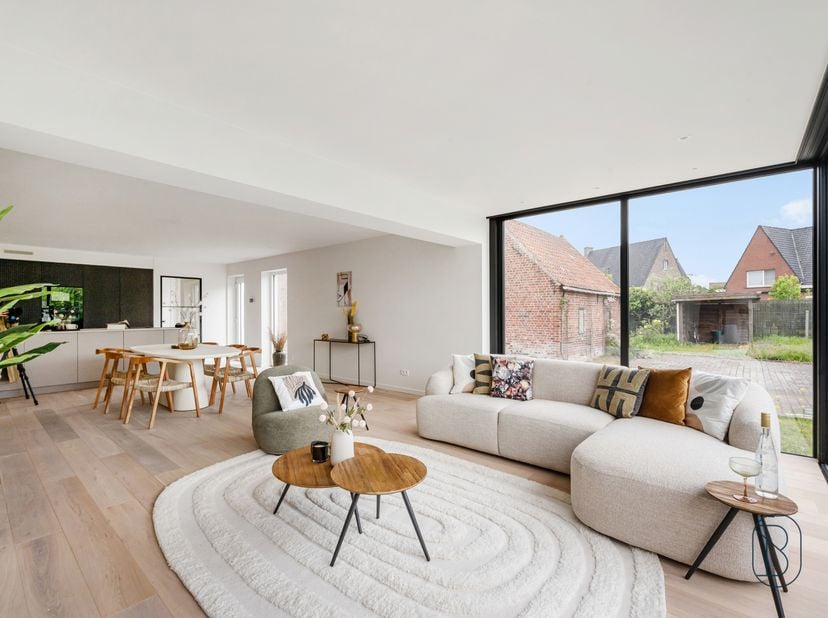 Topgelegen kwaliteitsvolle nieuwbouwwoning, stijlvol afgewerkt! (+ 21% BTW)<br />
Indeling: inkom met traphal, vestiaire en apart toilet, lichtrijke l