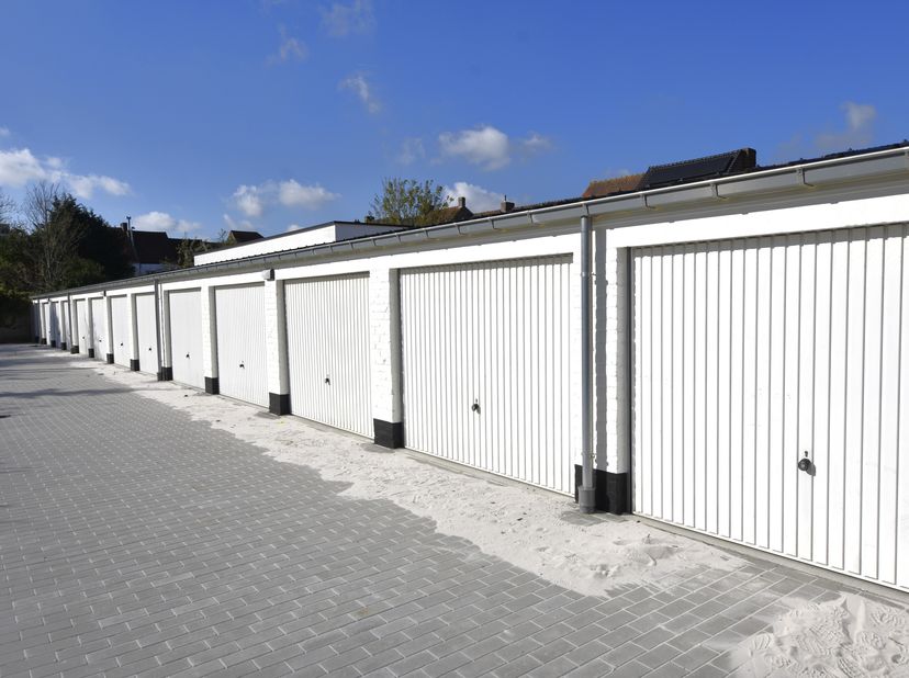 Garage à louer
                    à 8200 Sint-Andries