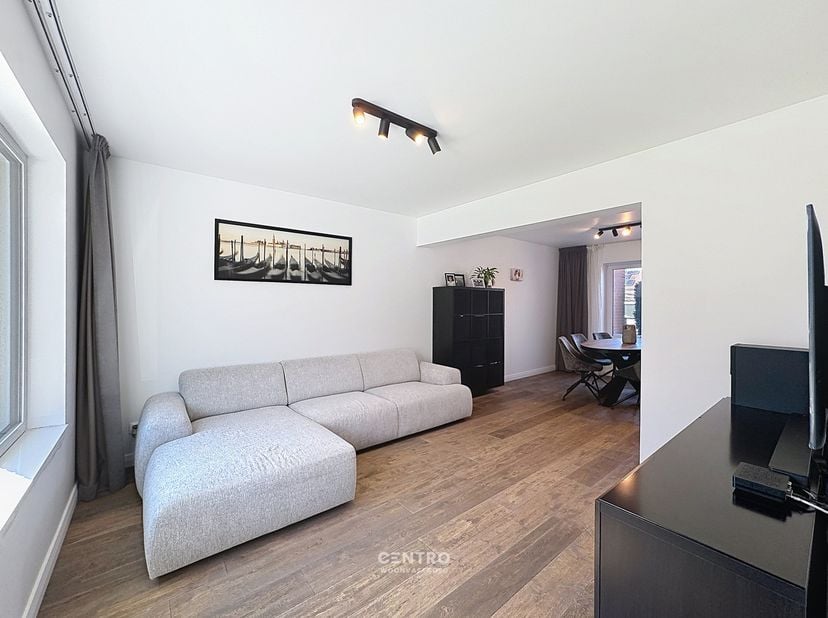 Recent gerenoveerde woning met alle COMFORT met garage, dubbele oprit en aangelegde tuin met groot zonneterras te Rumbeke!<br />
<br />
INDELING:<br /
