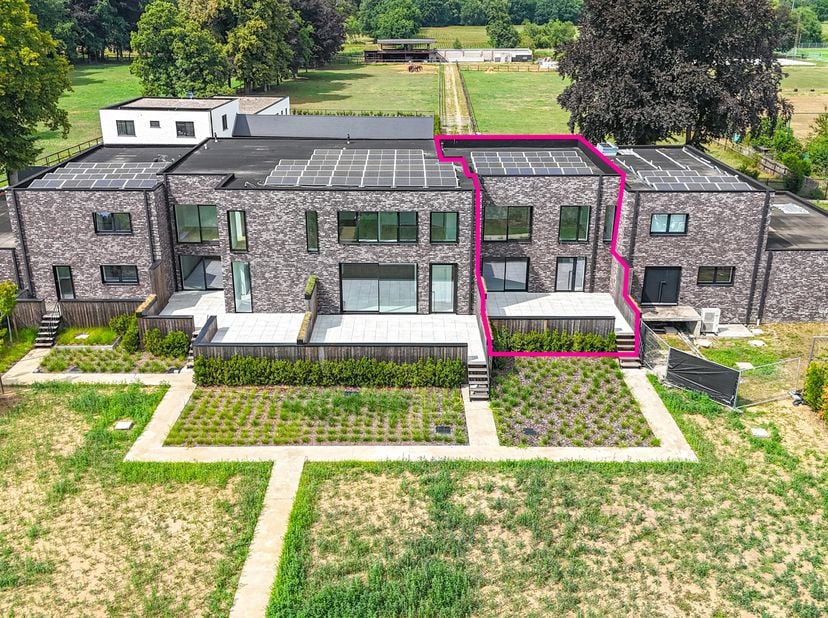 Deze ongewone woning triggert de zinnen : een volledig instapklare woning (spiksplinternieuw!) met een moderne afwerking en met op het gelijkvloers al