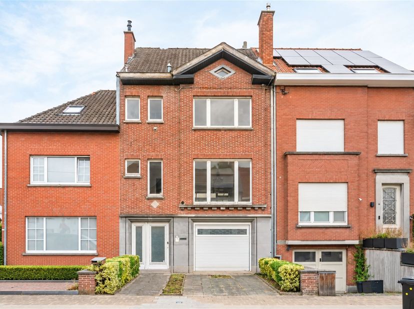 Statige herenwoning met karakter en grote tuin, op topligging in Kortrijk: <br />
Welkom op de Sales Day: 12/09, richtprijs €345.000. <br />
<br />