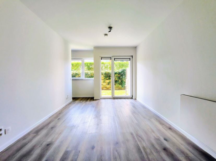 WOLUWE-SAINT-LAMBERT, vlak bij het winkelcentrum van Woluwe (metro Roodebeek). Mooie STUDIO van ± 40 m² met TUIN en PARKEERPLAATS. Gelegen op de began