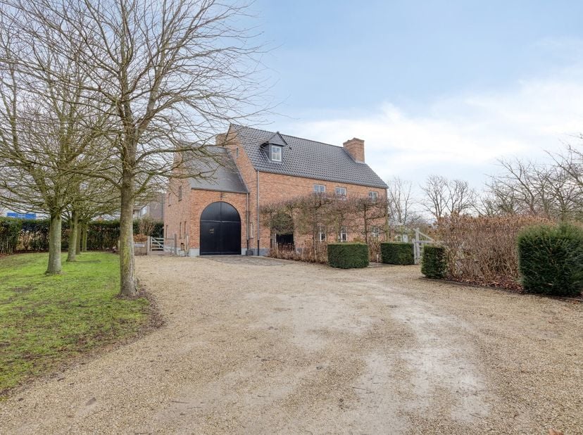 Aan de Tongersesteenweg 205 staat deze charmante en tegelijk imposante woning in Engelse cottagestijl. Achter een discrete poort, verscholen achter ee