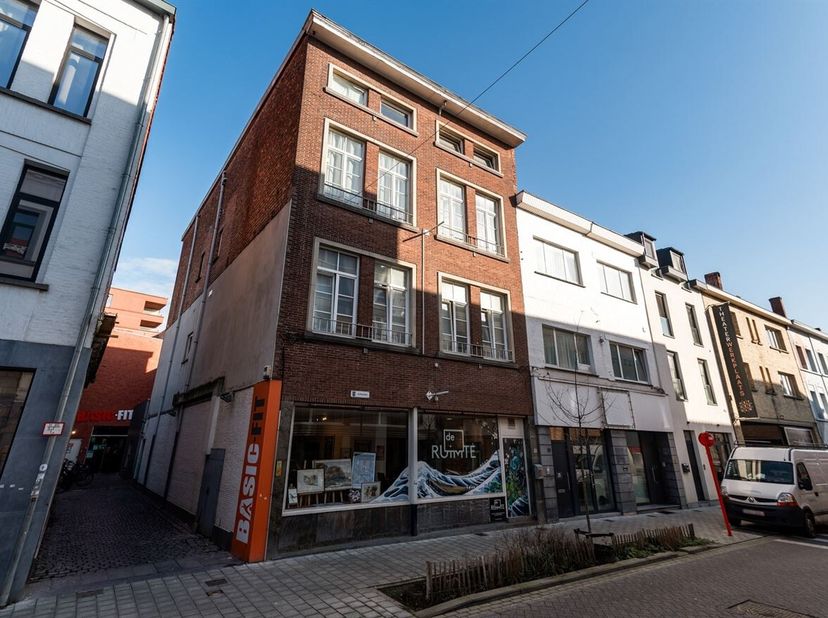 Opbrengsteigendom met handelsgelijkvloers en 3 appartementen<br />
Handelsgelijkvloers<br />
Het gelijkvloers is ingericht als handelsruimte en is mom