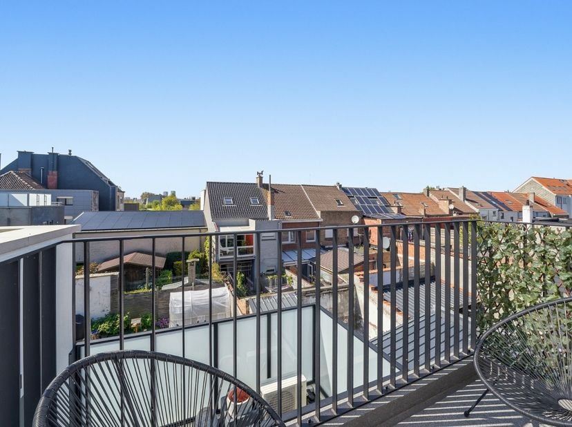 Dit recent appartement met twee slaapkamers, gelegen in Bredene, werd gebouwd in 2025 en is voorzien van de modernste technieken.<br />
<br />
De lich