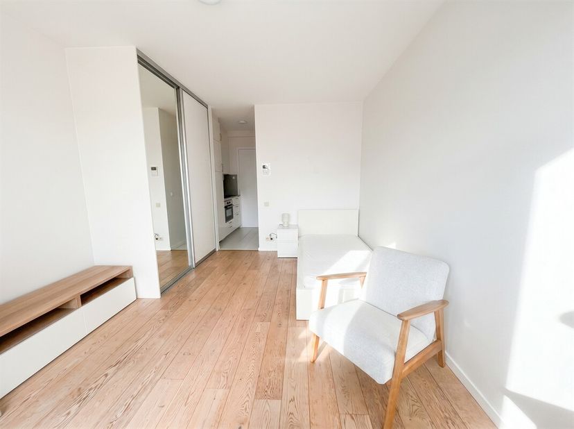 OPEN DEUR ZATERDAG 20 JUNI! Deze gerenoveerde en gemeubelde studio is vrij te bezoeken op zaterdag 20 juni tussen 11u00 en 12u30. U bent dan van harte
