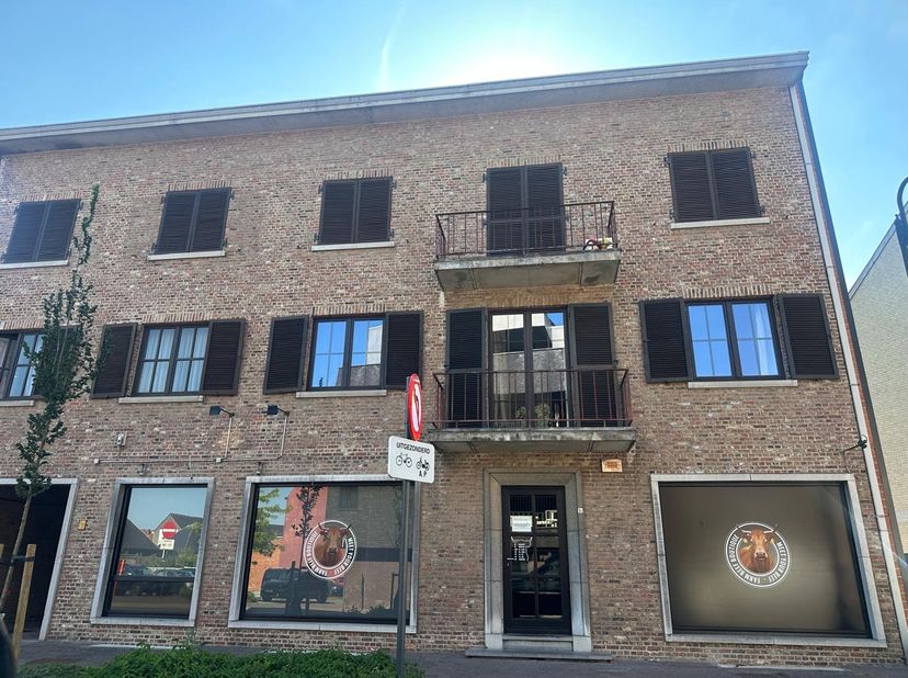 Centraal gelegen, aan de Varkensmarkt in Diepenbeek bevindt zich dit 3-slaapkamerappartement van 76 m².<br />
Dankzij de praktische indeling, het ruim