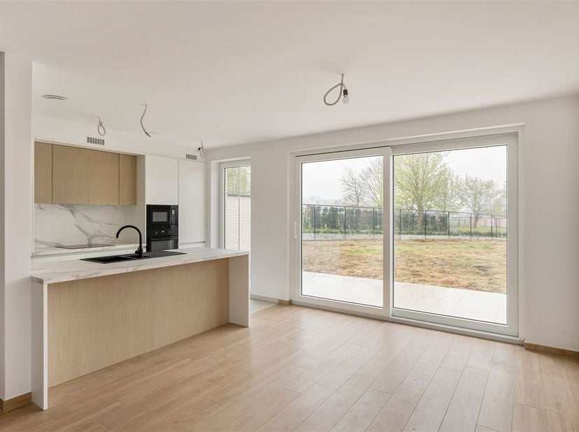 Lichtrijke nieuwbouwwoning met 4 slaapkamers, bureau en westgerichte tuin<br />
Deze recente nieuwbouwwoning combineert ruimte, comfort en energiezuin