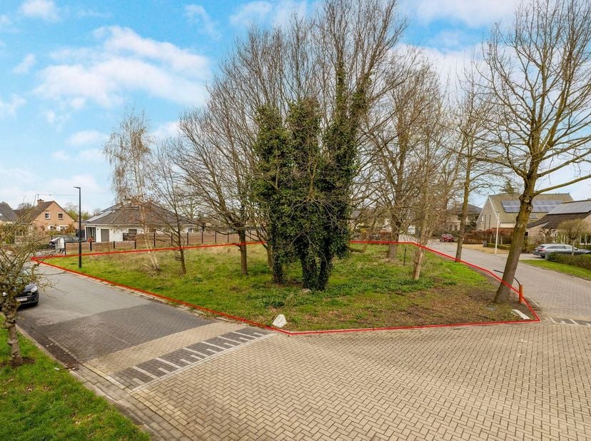 Gunstig gelegen bouwgrond met een oppervlakte van ca 962 m² <br />
<br />
Hoekperceel met een breedte van ca 25 meter.<br />
Bouwperceel : diepte v