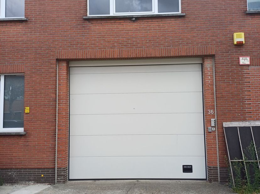 Antwerpen - Hoboken, nabij kaaien, professionele magazijn - unit van 100m², hoge sectionaalpoort, water, elektriciteit, voldoende parkeergelegenheid 1