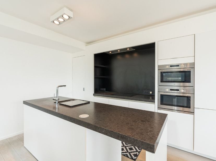 Stijlvol appartement in Koksijde, centraal gelegen in een groene en toeristische omgeving. Dit luxe appartement van Rietveld (RRR) combineert hoogwaar