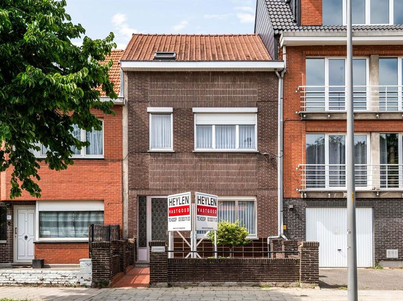 Degelijke gezinswoning nabij het centrum<br />
Ligging: nabij Veltwijcklaan en vlotte verbinding naar het centrum en Leugenberg, scholen, winkels en o