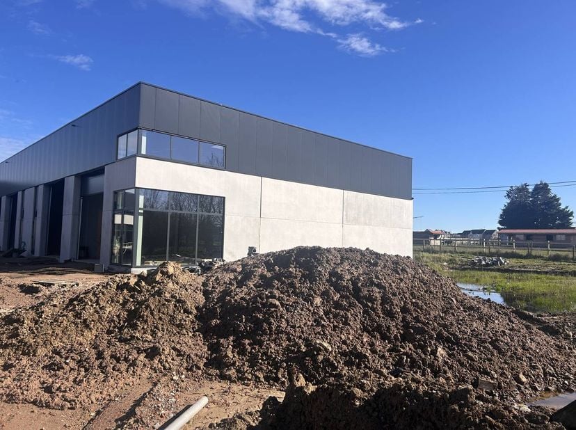 Bedrijfsverzamelgebouw De Rick biedt moderne werkruimte op de voormalige Sega-Meat site aan de Ricksteenweg 23B. Het park omvat 14 casco KMO-units, wa