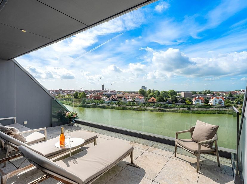 Uitzonderlijk appartement van 248 m2&amp;nbsp; in het prestigieuze La Reserve met een frontaal uitzicht op het Zegemeer. Indeling: ruime inkomhal&amp;nbsp;met