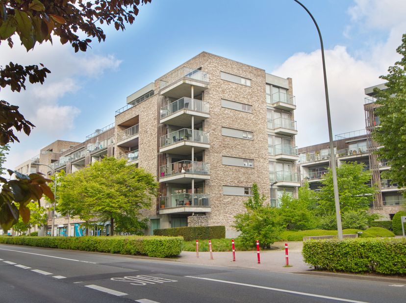 UITSTEKEND GELEGEN APPARTEMENT op de eerste verdieping van een keurige Residentie, met 2 slaapkamers, ruim overdekt terras, handige kelderberging en o