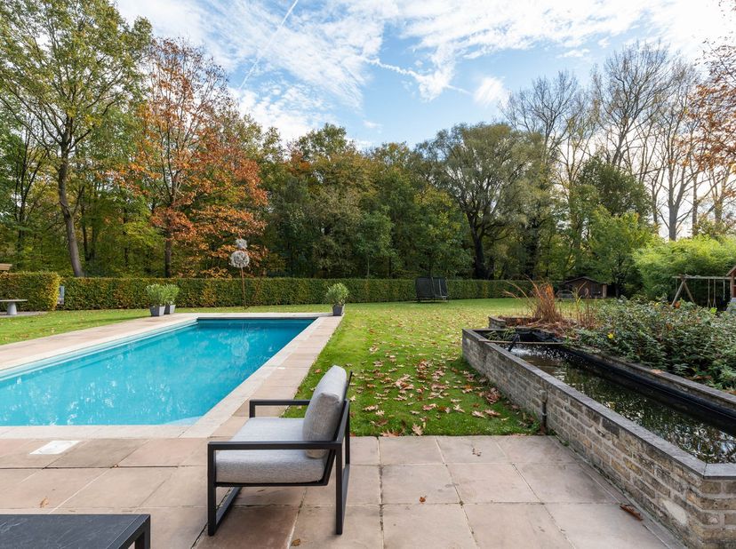 Verscholen in het groen, op een unieke locatie in het hart van de Bommels in Heusden, ligt deze instapklare villa op een royaal, volledig omheind perc