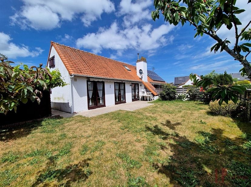 Geniet van een heerlijke vakantie in deze charmante vakantiewoning, gelegen in een mooi onderhouden vakantiepark Rozenhof.<br />
Ruime L-vormige livin