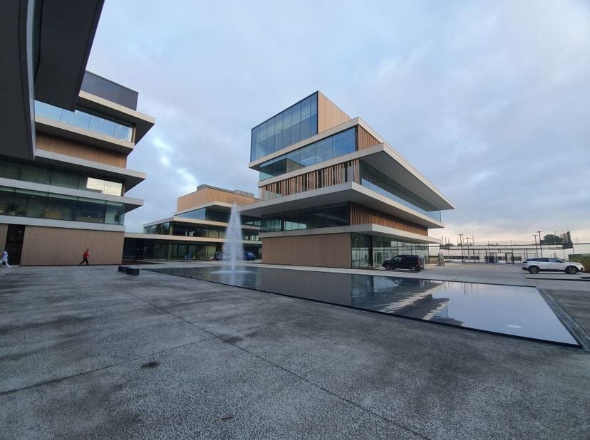 Flexibele kantoorruimtes te huur in Oostkamp vlakbij de E40. De verschillende blokken van het project O-Forty, die samen bijna vijf voetbalvelden groo