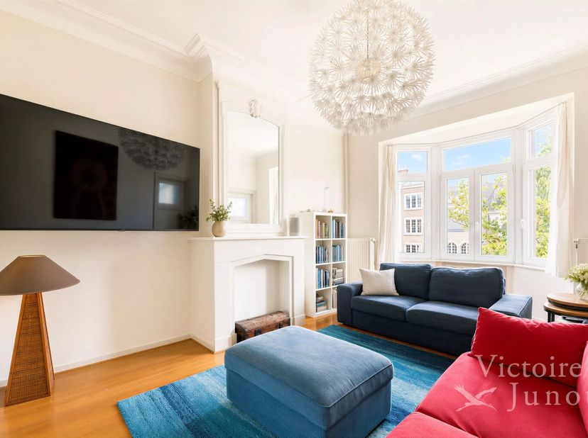 Victoire Junot stelt voor, ideaal gelegen in de gewilde wijk van de Coghenlaan, beschikt deze charmante duplex over een uitstekende ligging op enkele