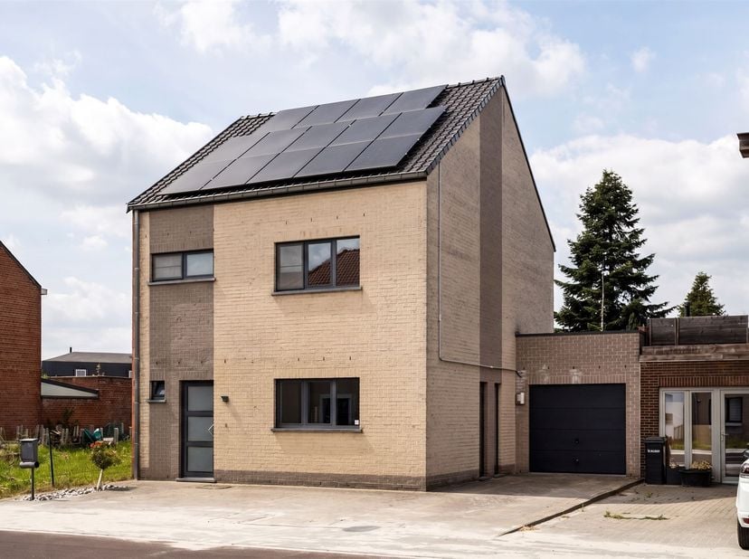Deze energiezuinige halfopen bebouwing, gebouwd in 2007, is gelegen in de Breendonkstraat te Willebroek. <br />
<br />
Bij het betreden van de wonin