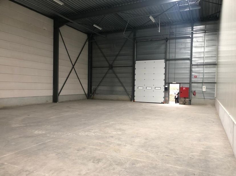 KMO unit van 310m² te huur in Heist-op-den-Berg.<br />
Voorzien van afvoer en aansluiting.<br />
Met sectionaal poort.