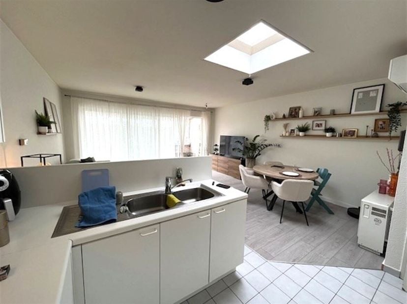 Appartement met 2 slaapkamers in het centrum van Sint Antonius Zoersel, in de nabijheid van winkels, scholen, openbaar vervoer,...<br />
Ideaal voor z