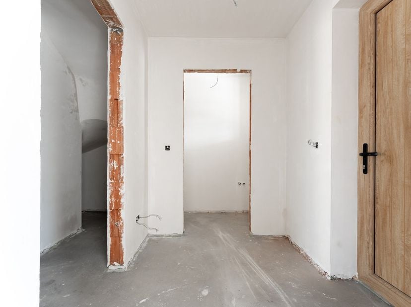 Ontdek de tijdloze charme van deze prachtige woning aan de Guillaumelaan in Leopoldsburg. Dit halfopen huis, gebouwd in 1918 en binnenkort gerenoveerd