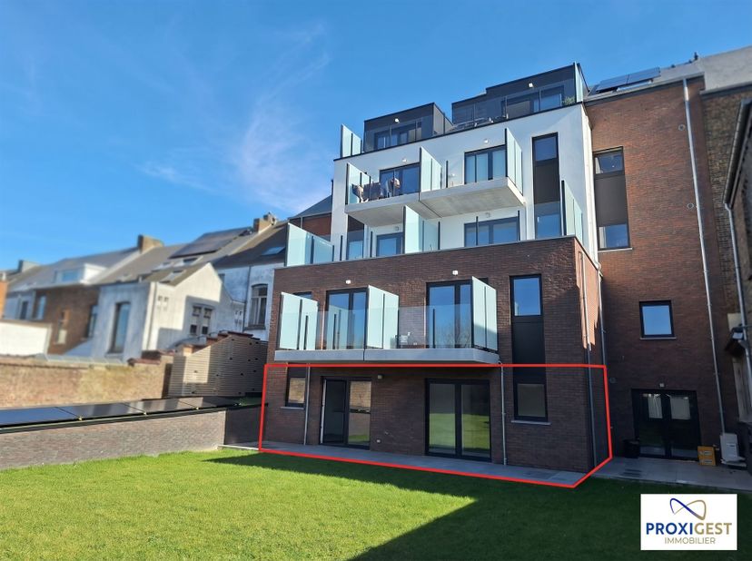 OPTION !!!! NAMUR : très bel espace professionnel de 3 bureaux. Très basse énergie (A+) avec terrasse et accès à un jardin commun. A deux pas du centr