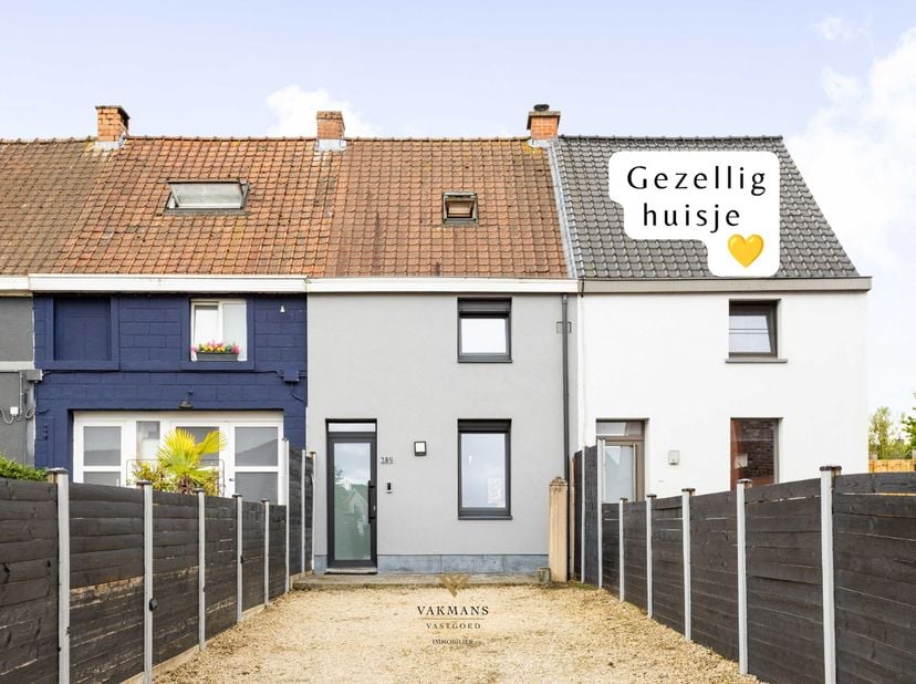 Deze charmante woning met lange oprit situeert zich aan de rand van de stad in een rustige en aangename buurt. De woning werd over de jaren zeer goed