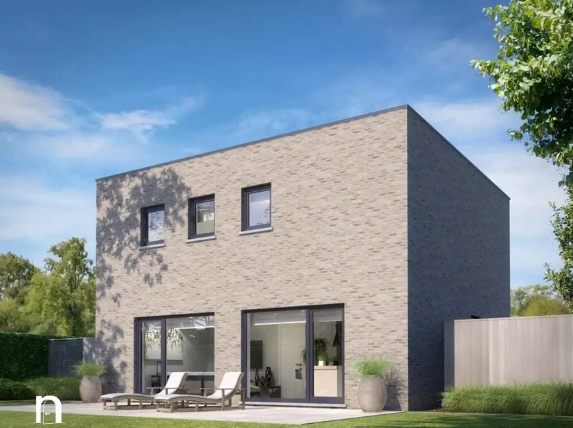 Op een vlot bereikbare locatie langs de Kerkhovensesteenweg in Lommel ligt dit perceel van 10a77ca met royale afmetingen en een gunstige oriëntatie. D