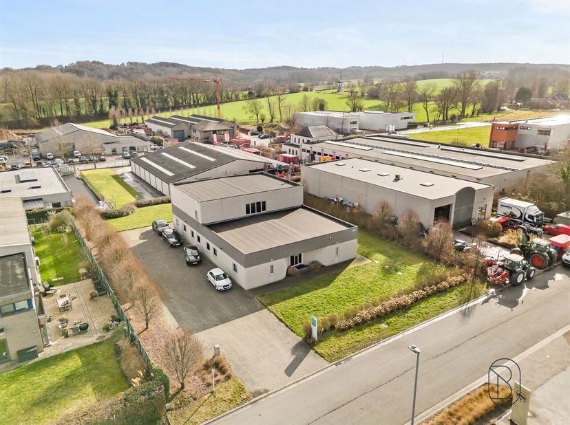 Multifunctioneel kantoorgebouw op strategische ligging in Brakel. <br />
Op de Industriealaan in Brakel bevindt zich dit veelzijdige kantoorgebouw op