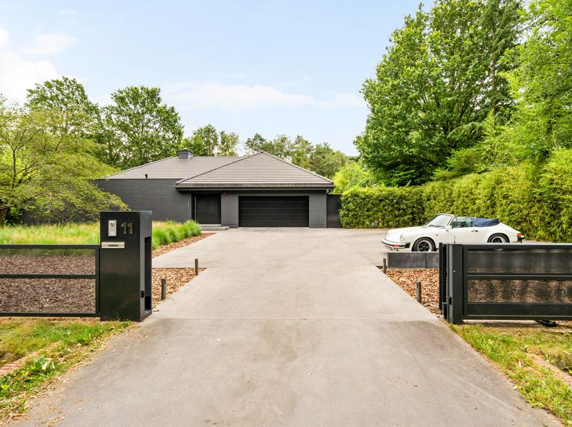 Gelegen in een uitzonderlijk rustige en groene omgeving biedt deze exclusieve villa een unieke combinatie van luxe, comfort en privacy. De woning besc