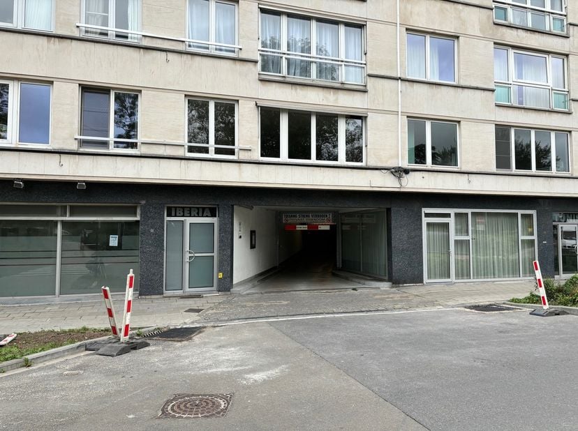 Autostandplaats te huur voor €90 in het centrum van Oostende. Vrij vanaf 01/08/2026. 3de verdieping. Maximum 1m80 inrijhoogte.<br />
Breedte autostand