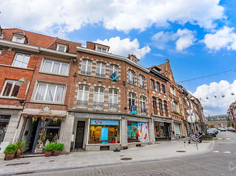 Te huur – Commerciële ruimte ideaal gelegen in Doornik<br />
Deze commerciële ruimte ligt in het centrum van Doornik en heeft een uitstekende locatie